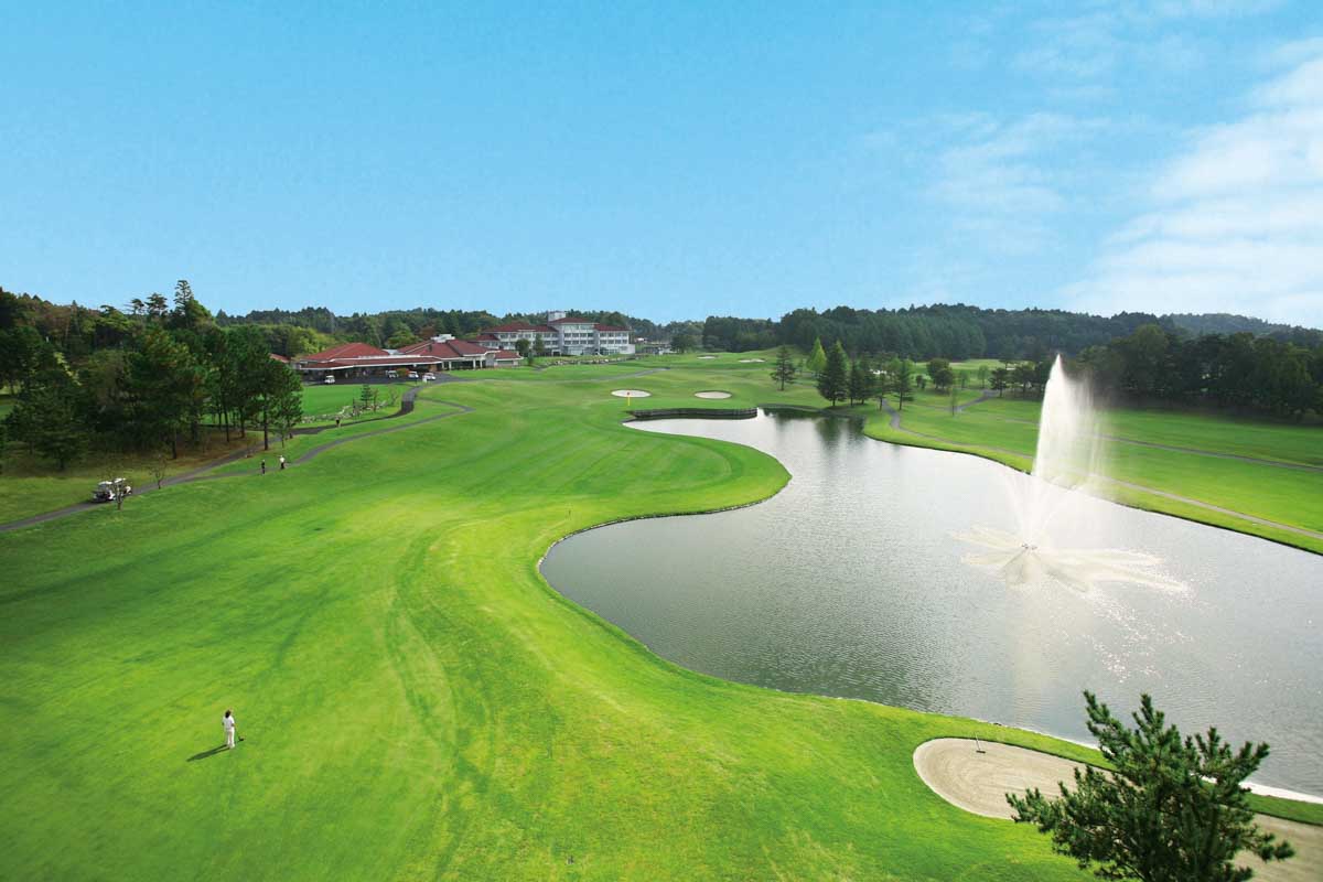 バンカーや池が戦略性を高めた攻めごたえのあるレイアウト。開放感ある景観もまた評判だ　写真提供:静ヒルズCC