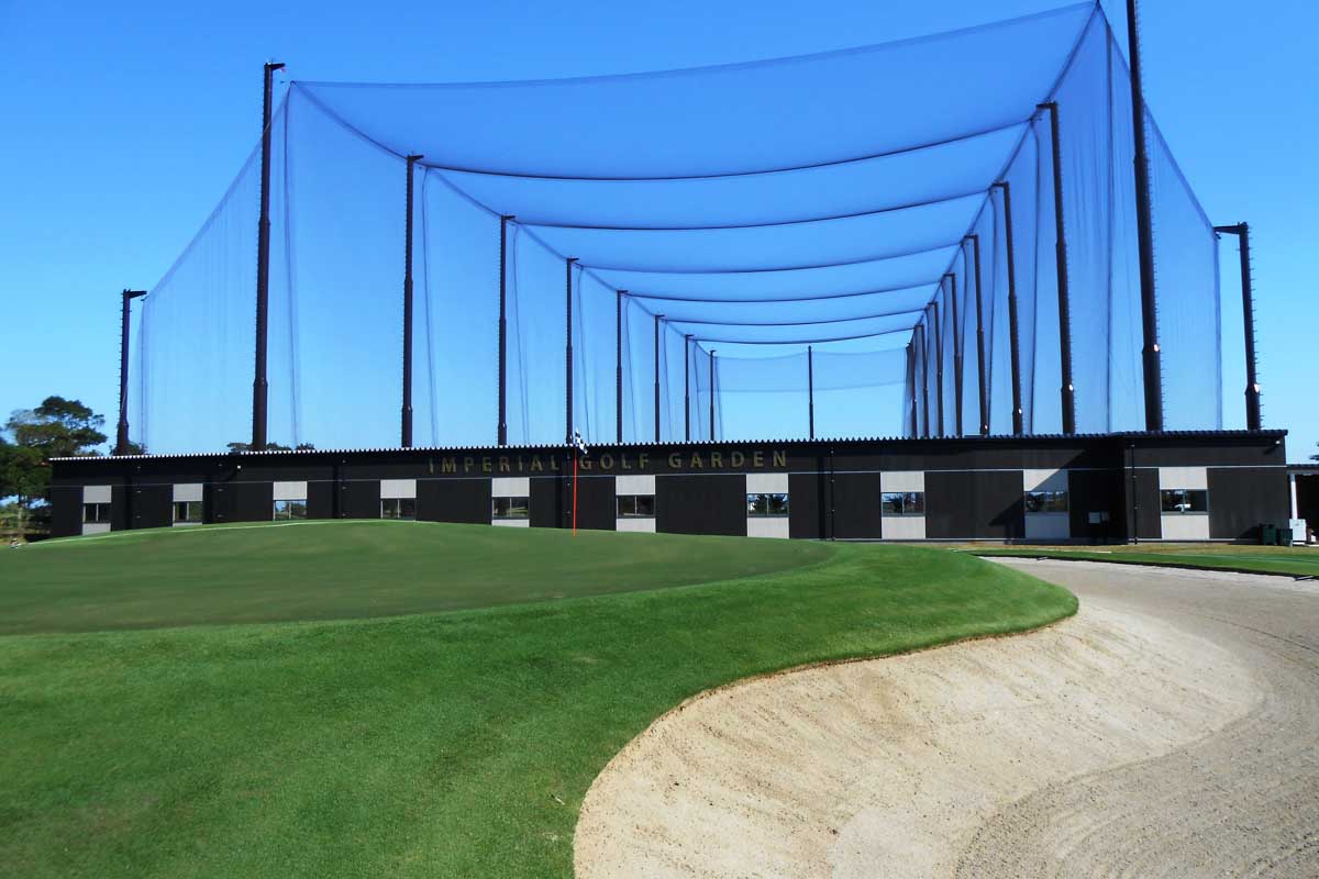 巨大なバンカーが配されたアプローチエリア。奥は、全長180ヤードのドライビングレンジ　写真提供:ザ・インペリアルCC【PGM】