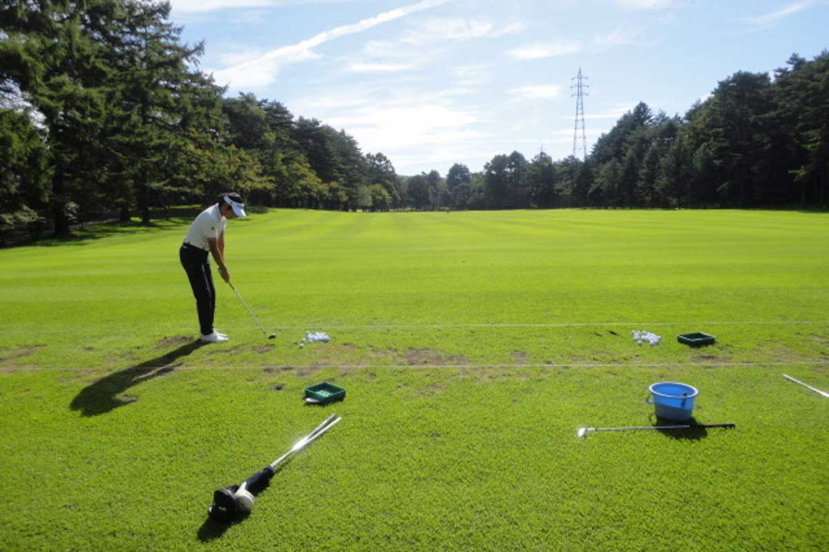 軽井沢ＧＣの芝から打てる練習場　写真提供:加賀屋ゴルフ