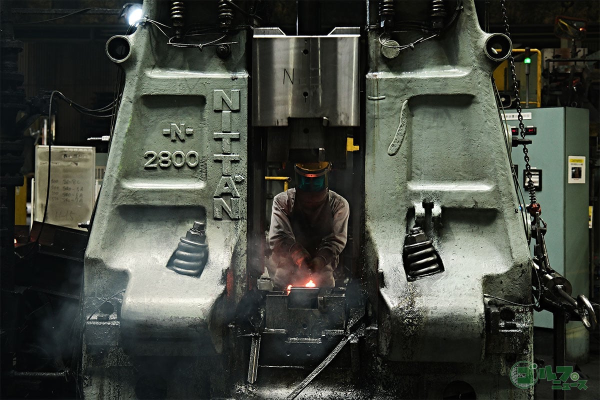 「ハンマープレス」による「粗鍛」の工程。瞬間的に強い衝撃を加えることで、棒状だった金属をアイアンヘッドに近い形状へと成型する