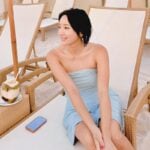 元賞金女王が大胆すぎる“肩出しワンピ姿”でマカオを満喫! プールサイドでのリラックス姿に「モデルさんみたい」とファンから絶賛の声