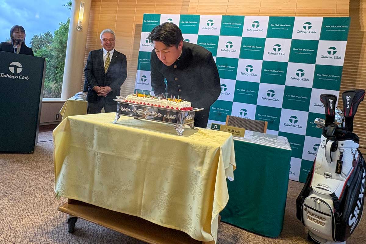 22歳の誕生日を祝うバースデーケーキが用意された