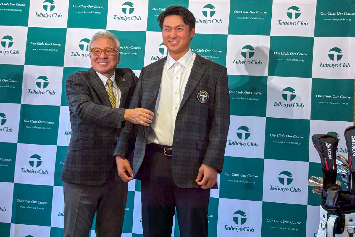 太平洋クラブの河本和彦副社長にクラブブレザーを着せてもらう中野麟太朗