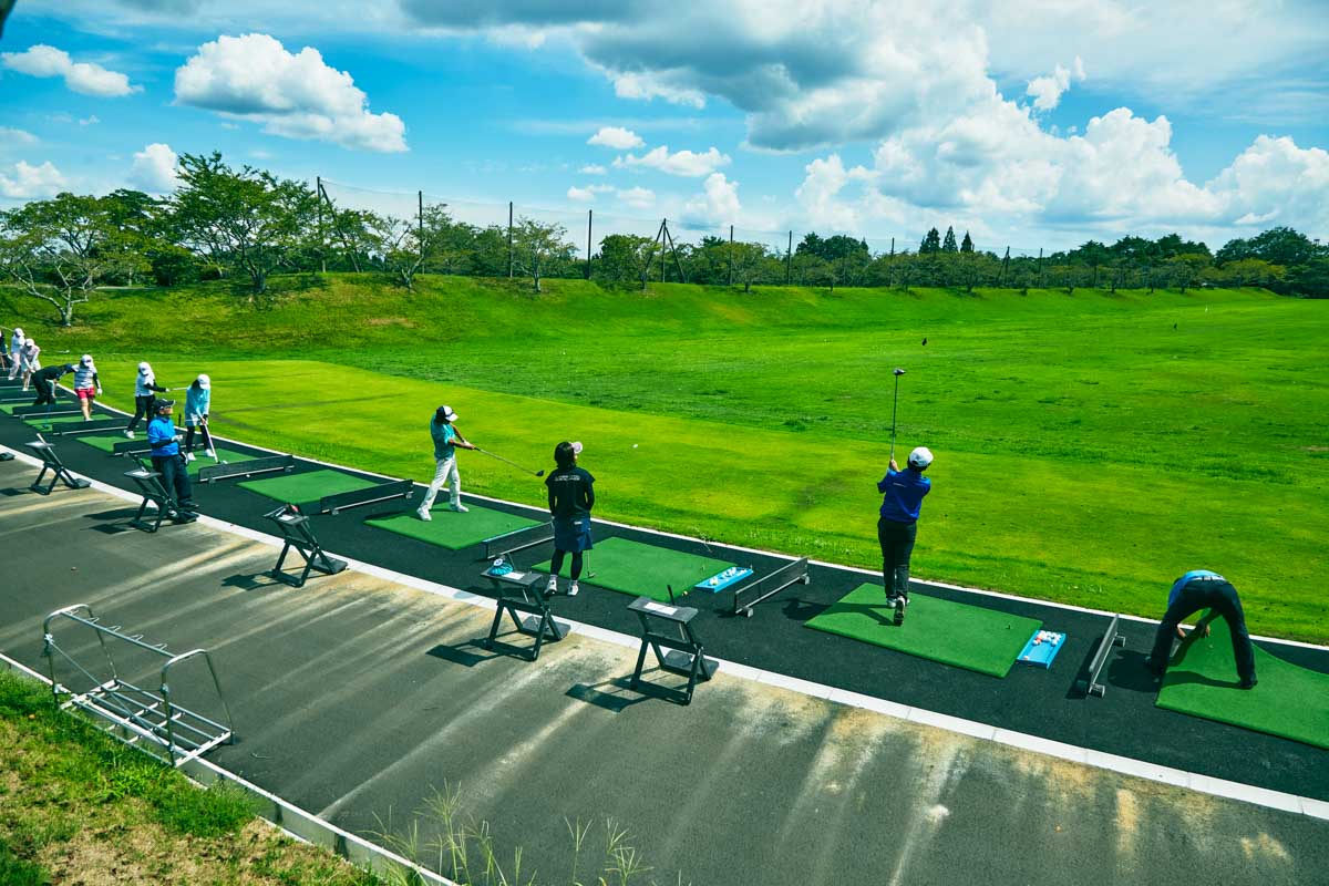 全長260ヤードのドライビングレンジ。打席間のスペースもゆったり　写真提供:有馬CC 