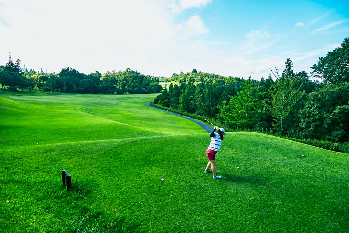抜群のコンディションを誇るコースは幅広いゴルファーが楽しめるレイアウトで、ベストスコア更新者も多い　写真提供:有馬CC