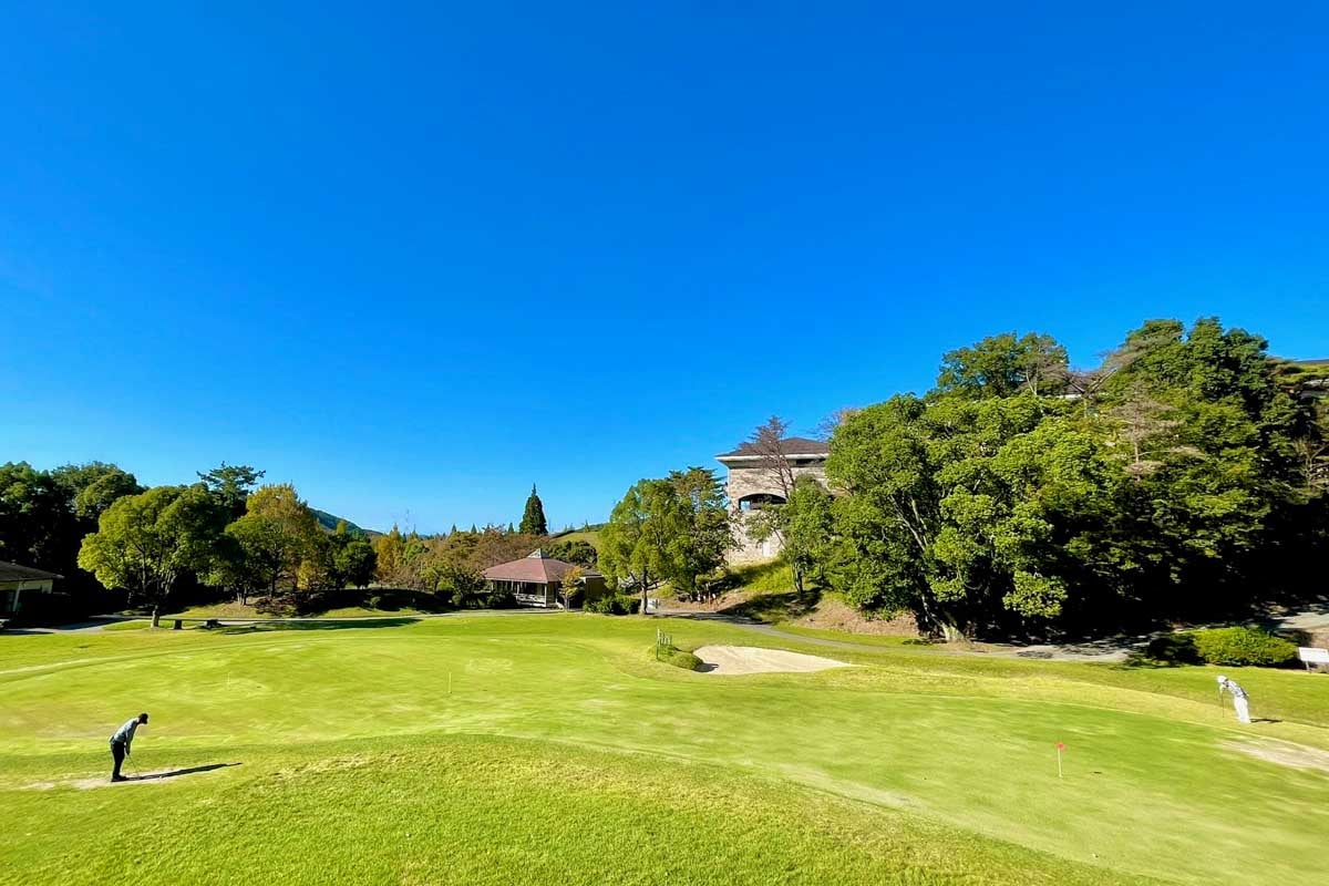 練習意欲が刺激される広々したアプローチ練習場　写真提供:大宝塚GC【PGM】