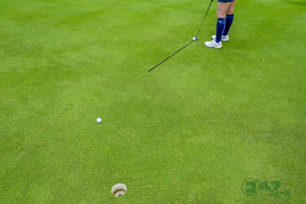 カーブの頂点をイメージして、そこを通過させるためにそれよりも「外」に打ち出す　写真:相田克己