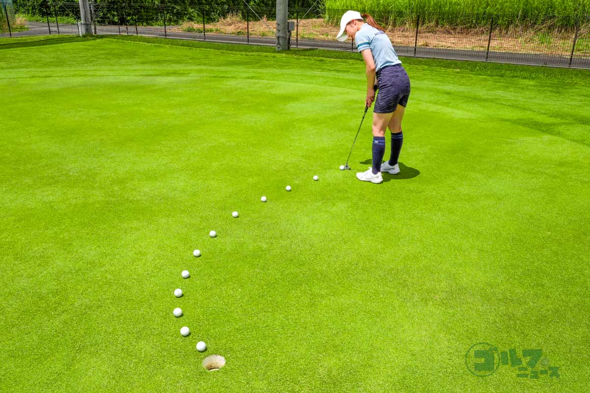 曲がるラインを「厚く読む」練習をする　写真:相田克己