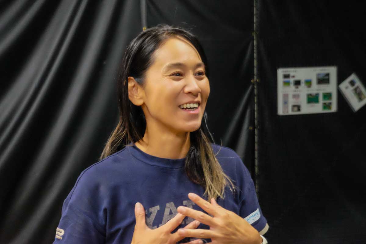 ひとたび話し出せば、ひたすら明るい。声は出ていなくても話し好きな性格だと伝わってくる