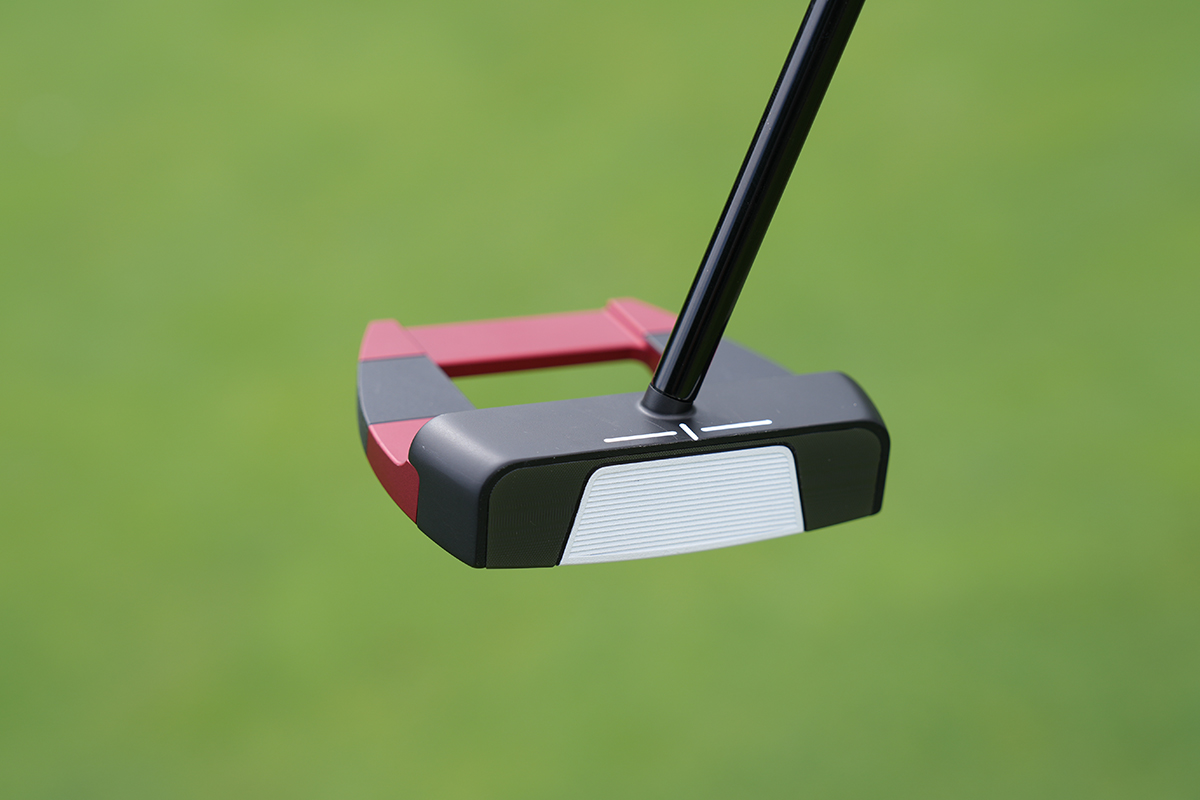 オデッセイ「Square 2 Square TRI-HOT」のフェース面。安定した純回転がかかりやすく、芝目の影響を受けにくい