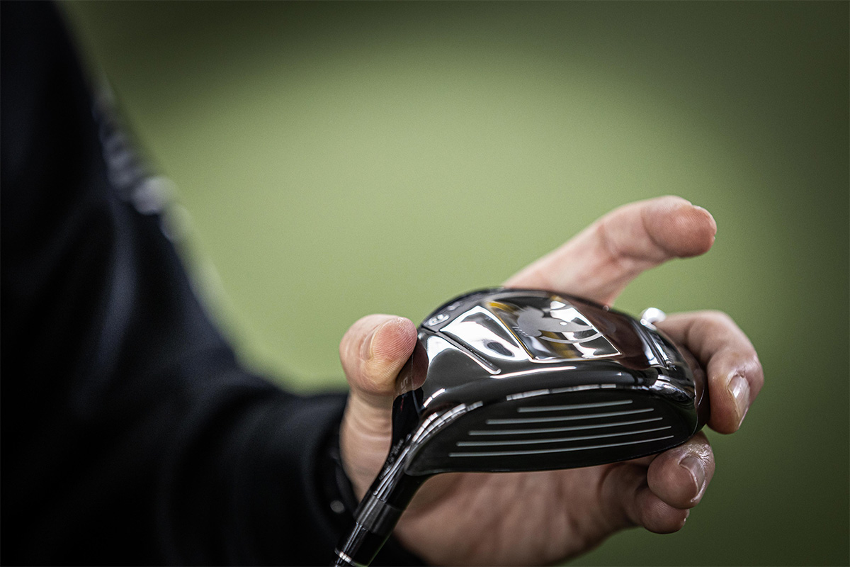 「TW777」のフェアウェイウッドとユーティリティーはソール中央部分がくぼんで2本のレールがある「GETソール」を採用[写真：角田慎太郎]