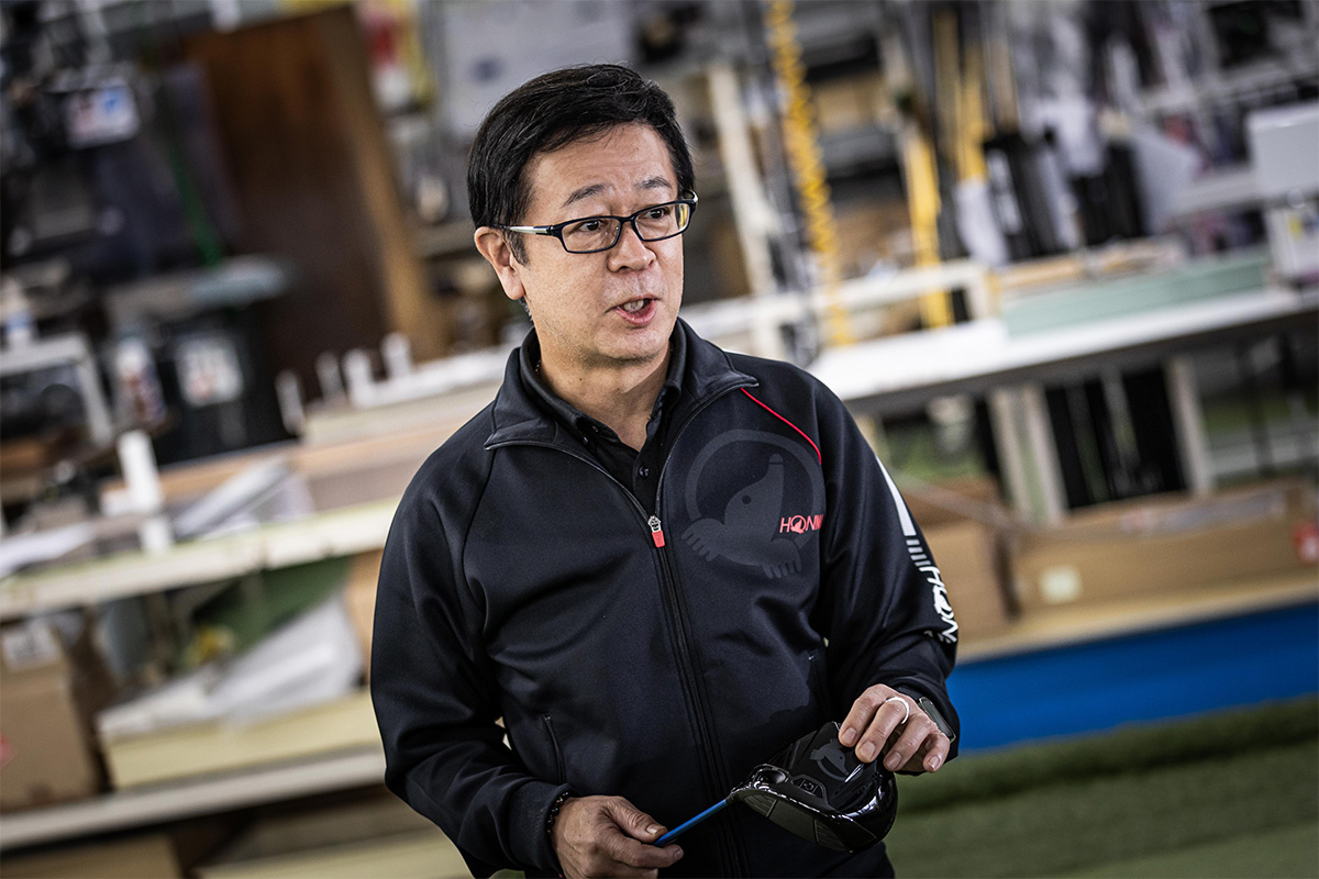 HONMAのクラブは、とにかく構えやすく、美しいヘッド形状（顔）にこだわると話す佐藤氏[写真：角田慎太郎]