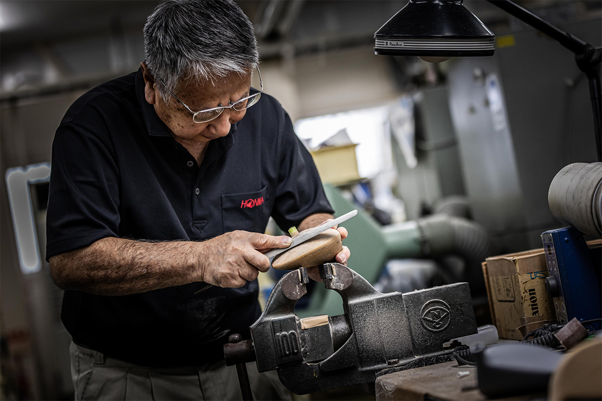 ドライバーのモックアップを手で削るところから始まるという本間ゴルフのクラブ開発。「TW777」でもそれは変わらない[写真：角田慎太郎]