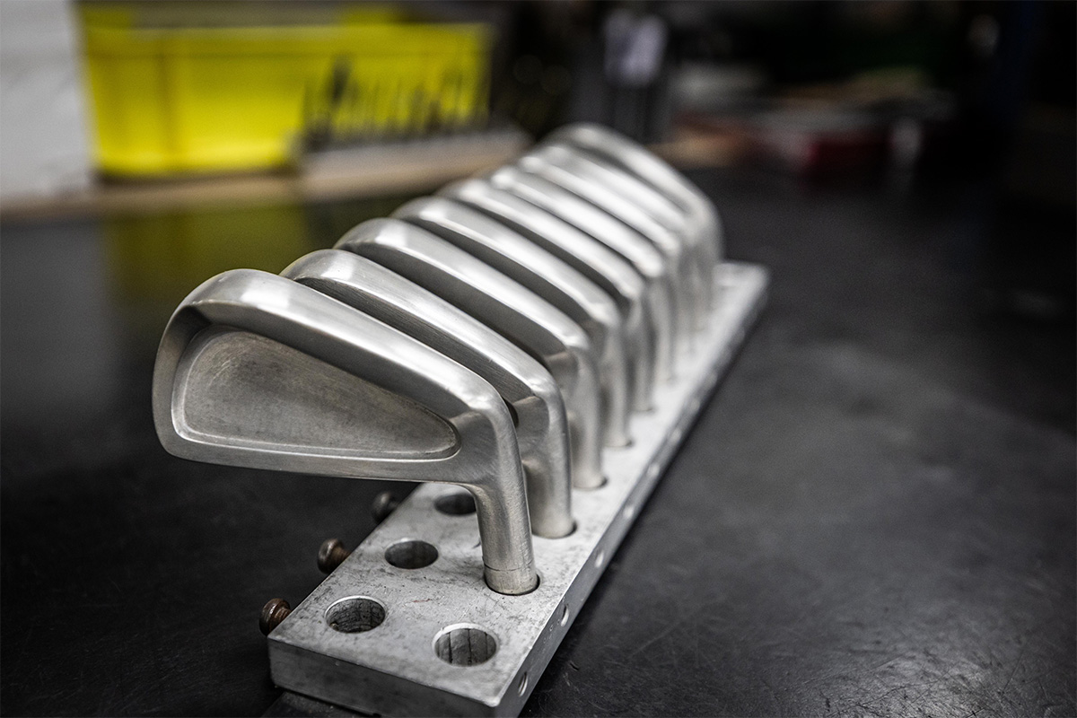 HONMAのアイアンのマスターヘッド。佐藤氏は20年以上にわたりアイアンの開発を担当している[写真：角田慎太郎]