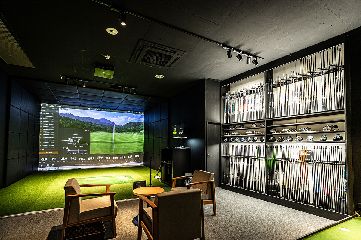 本間ゴルフ 用賀店の2階にある「トータルフィッティングプラザ」。「ここでフィッティングを受けてみたい」と思わせる上質な雰囲気が漂う[写真：角田慎太郎]