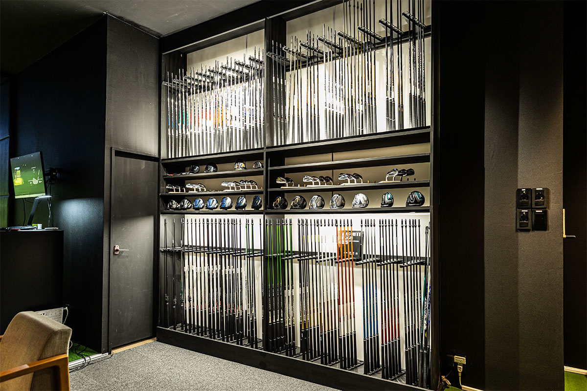 本間ゴルフ 用賀店の2階にある「トータルフィッティングプラザ」。「ここでフィッティングを受けてみたい」と思わせる上質な雰囲気が漂う[写真：角田慎太郎]