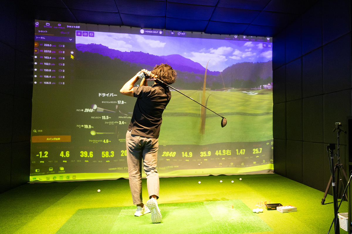 フィッティング前は出島さんの悩みであるスライスが多く出ていた[写真：角田慎太郎]