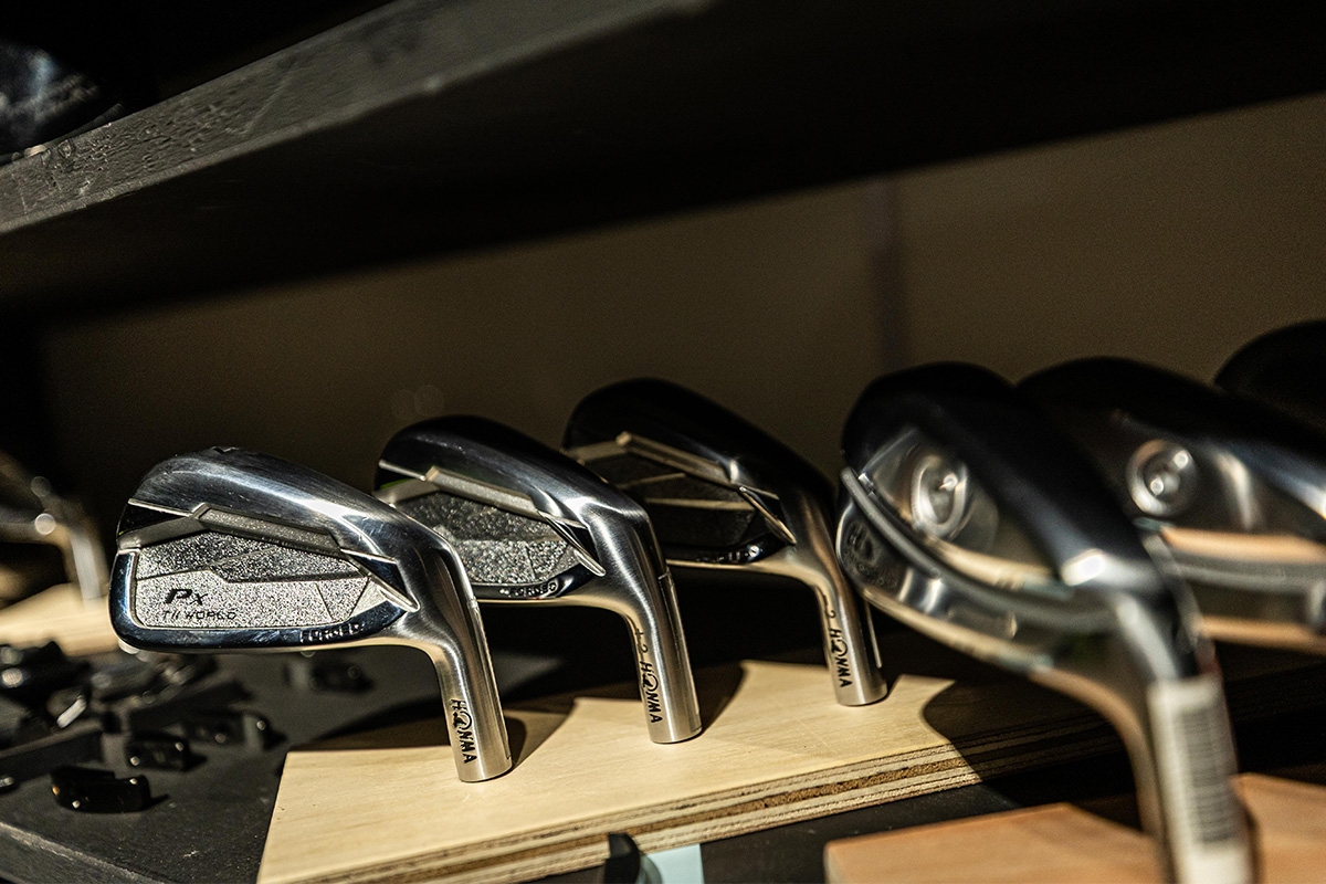 ロフト角やライ角などが異なるヘッドが多数用意され、さまざまなニーズに応える[写真：角田慎太郎]