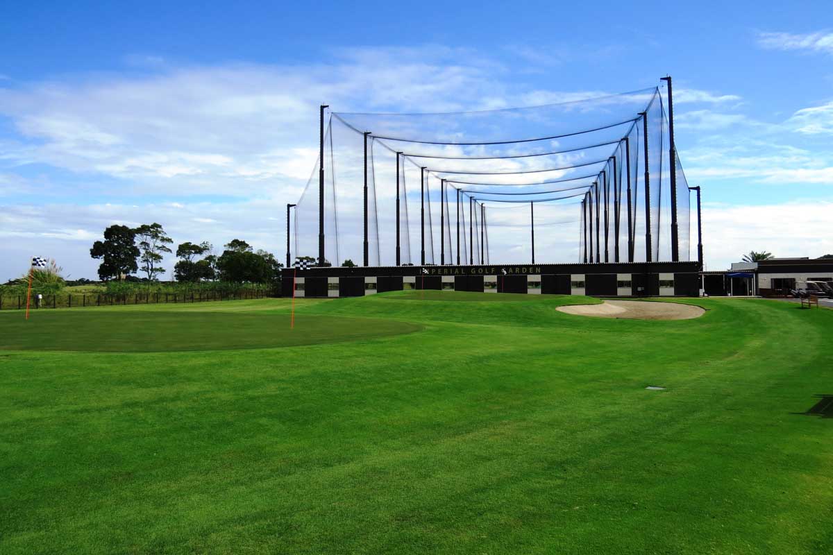 巨大なバンカーが配されたアプローチエリア。奥は、全長180ヤードのドライビングレンジ　写真提供:ザ・インペリアルCC【PGM】