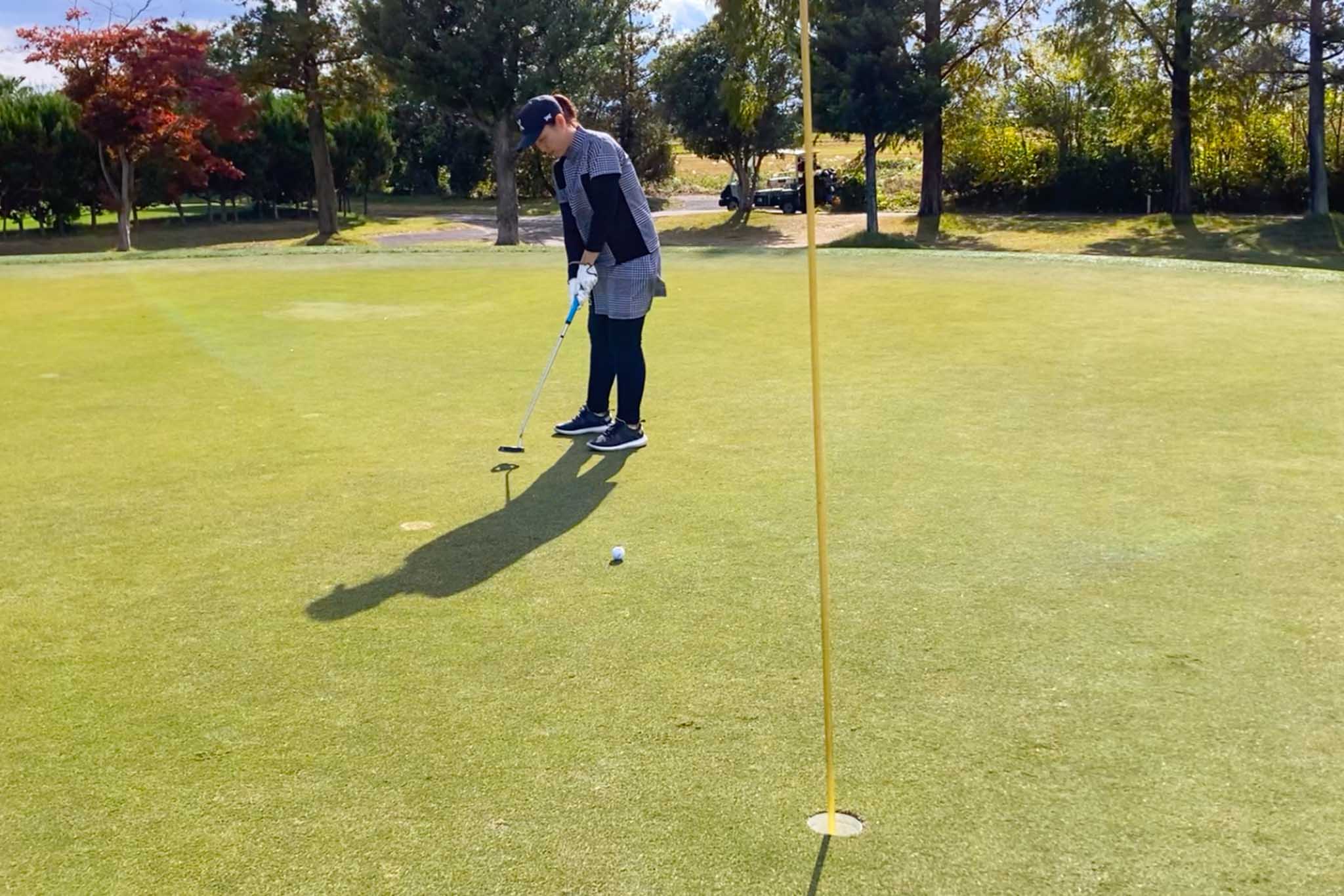 両手グローブの女性ゴルファーやグリーン上の準備時間がないビギナーは、グローブを「着けたまま」パッティングを行うほうがスムーズにプレーできる