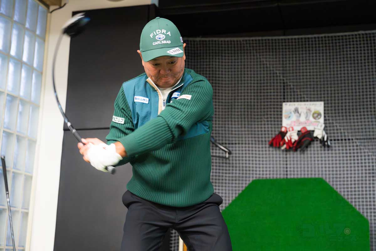 「とにかく当てやすい」と感嘆したシャフトの挙動。手元のしっかり感でインパクトの再現性が高まっているという　写真:土居凌祐