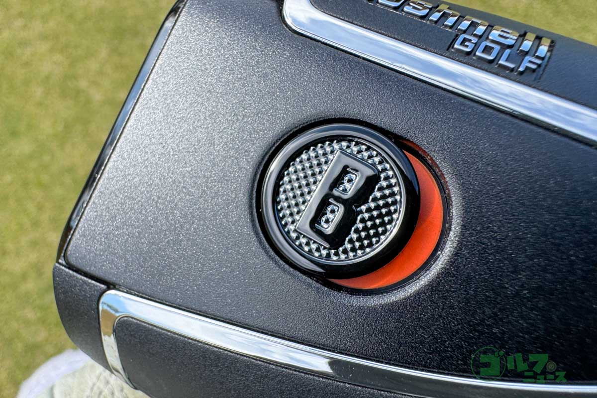 スライドさせることで「スロープモード」と「直線距離モード」を簡単に切り替えることができる「B」マークのスイッチ