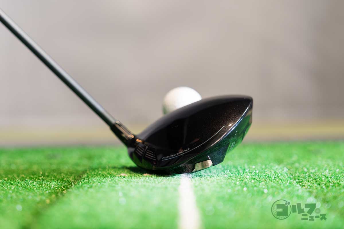 後方からの写真でも分かるとおり、かなりアップライトな設計。このライ角が、クローズフェースに見せずに捕まりを担保している　写真:土居凌祐