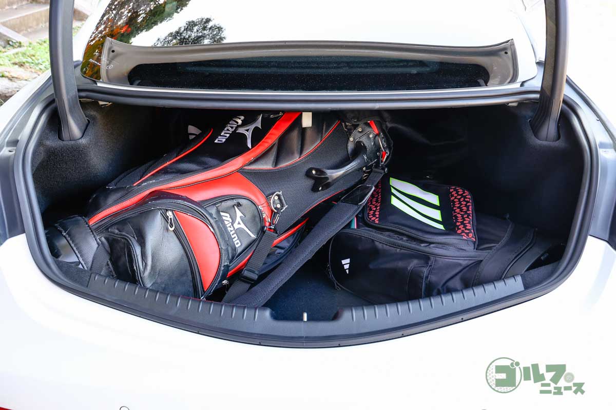 流麗なクーペボディながらトランクスペースにはキャディーバッグを2本積載可能