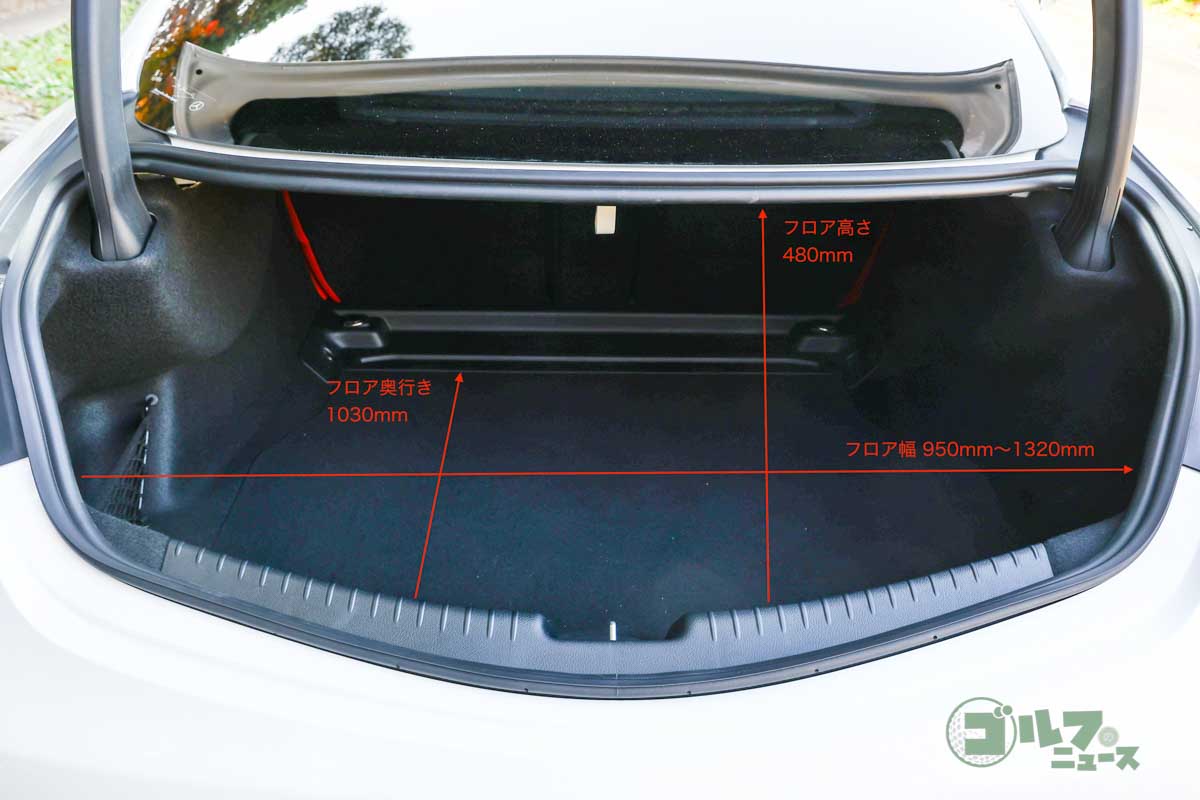 クーペとしては十分なトランク容量。ゴルフはもちろん日常ユースにも十分対応できる