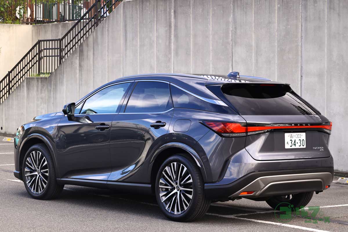 強く絞り込まれたリヤビューを視覚的に演出。SUVらしからぬスポーティーなスタイリング