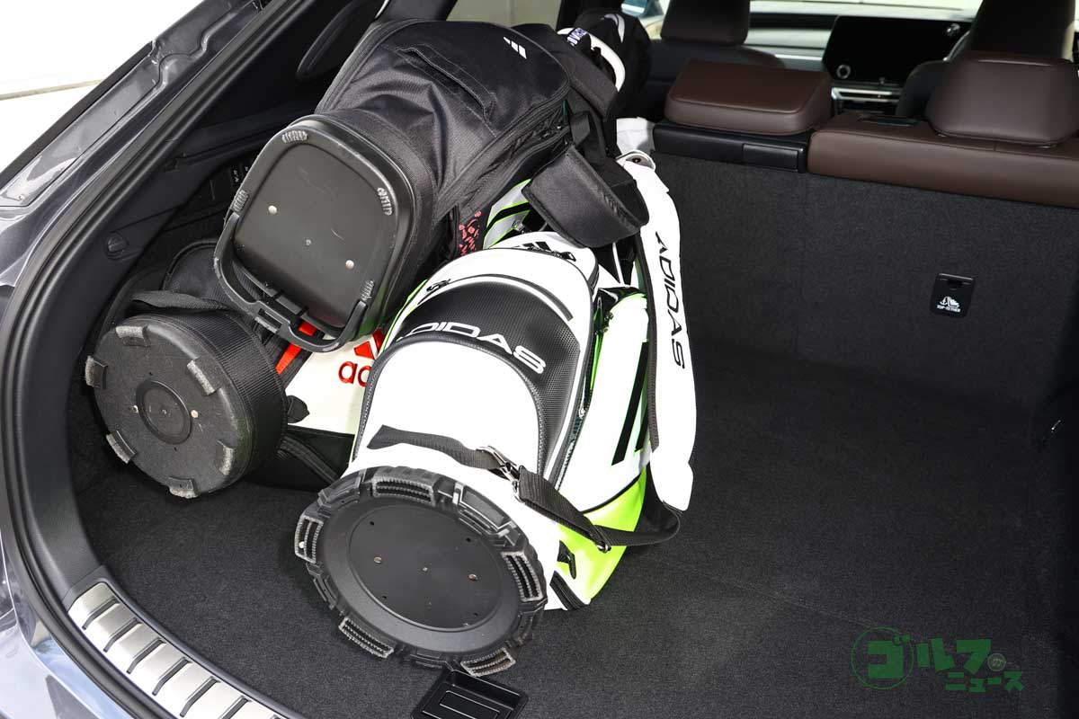 分割可倒式の後席を片側だけ倒してゴルフバッグ3本＋αの荷室空間をアレンジすることも可能