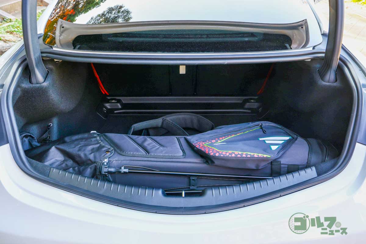 ヨコ方向にゆとりがあるのでご覧のようにキャディーバッグを横に寝かせて積み込める