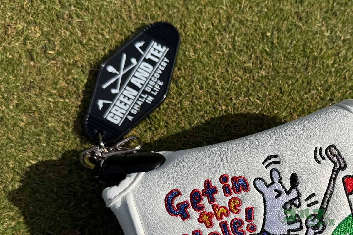 パッティング中にはポケットに入れてパターカバーをぶら下げておけるパターカバーホルダーは220円