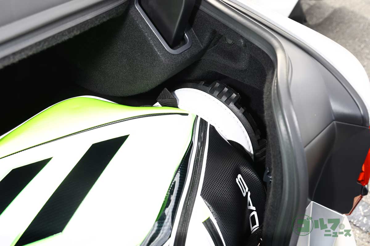 トランク左右を大きくえぐってヨコ方向のゆとりを稼いでいる。ご覧のようにキャディーバッグがスッポリ
