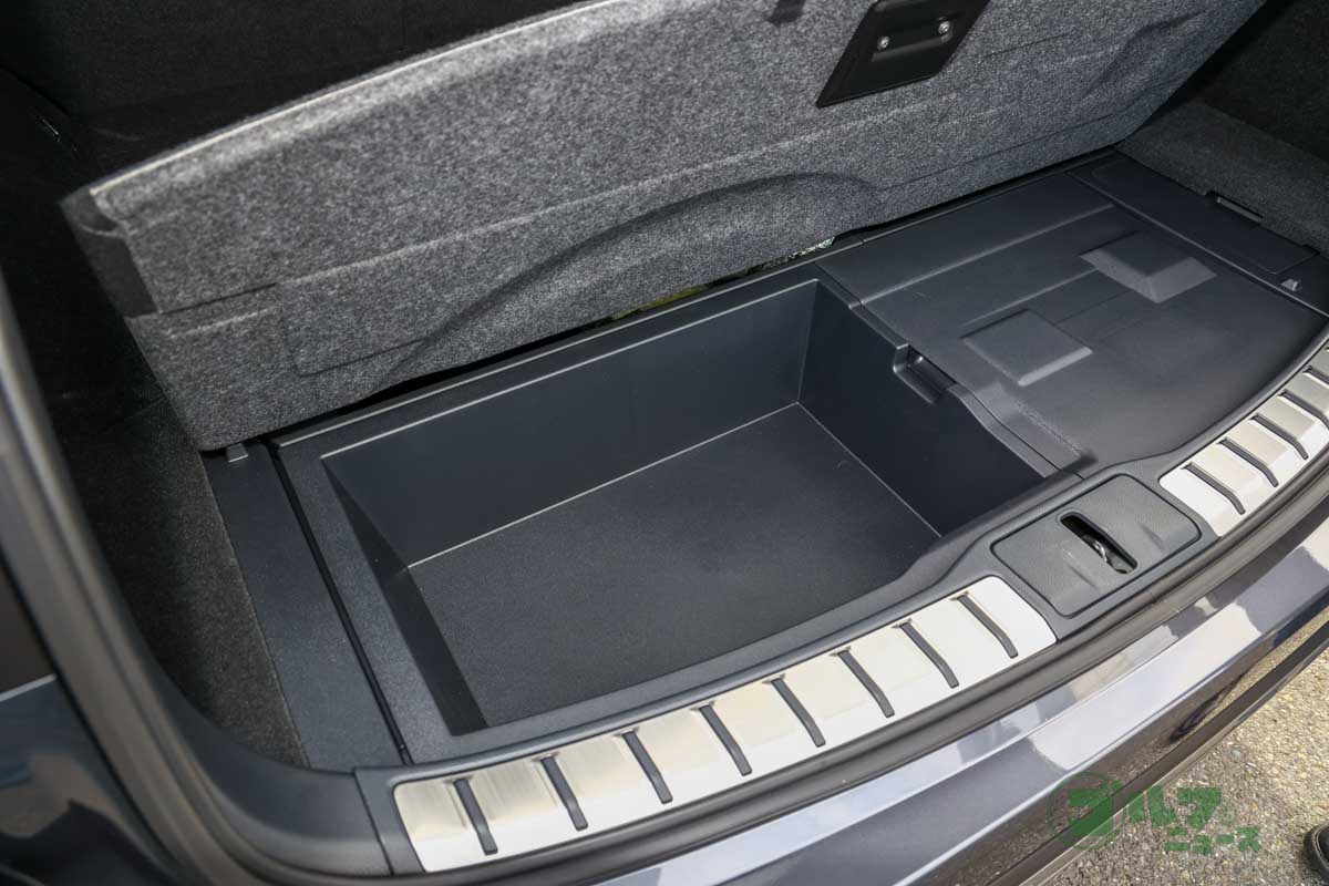 ラゲッジアンダーボックス（フロア下収納）はシューズや予備ボールなどを収納しておくのに便利