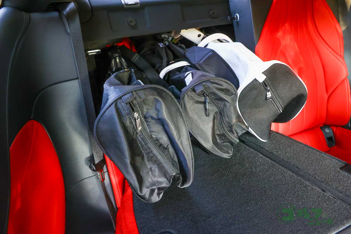 トランクスルー機構を活用すれば長尺物の積載にも対応する。キャディーバッグなら3本積み込める