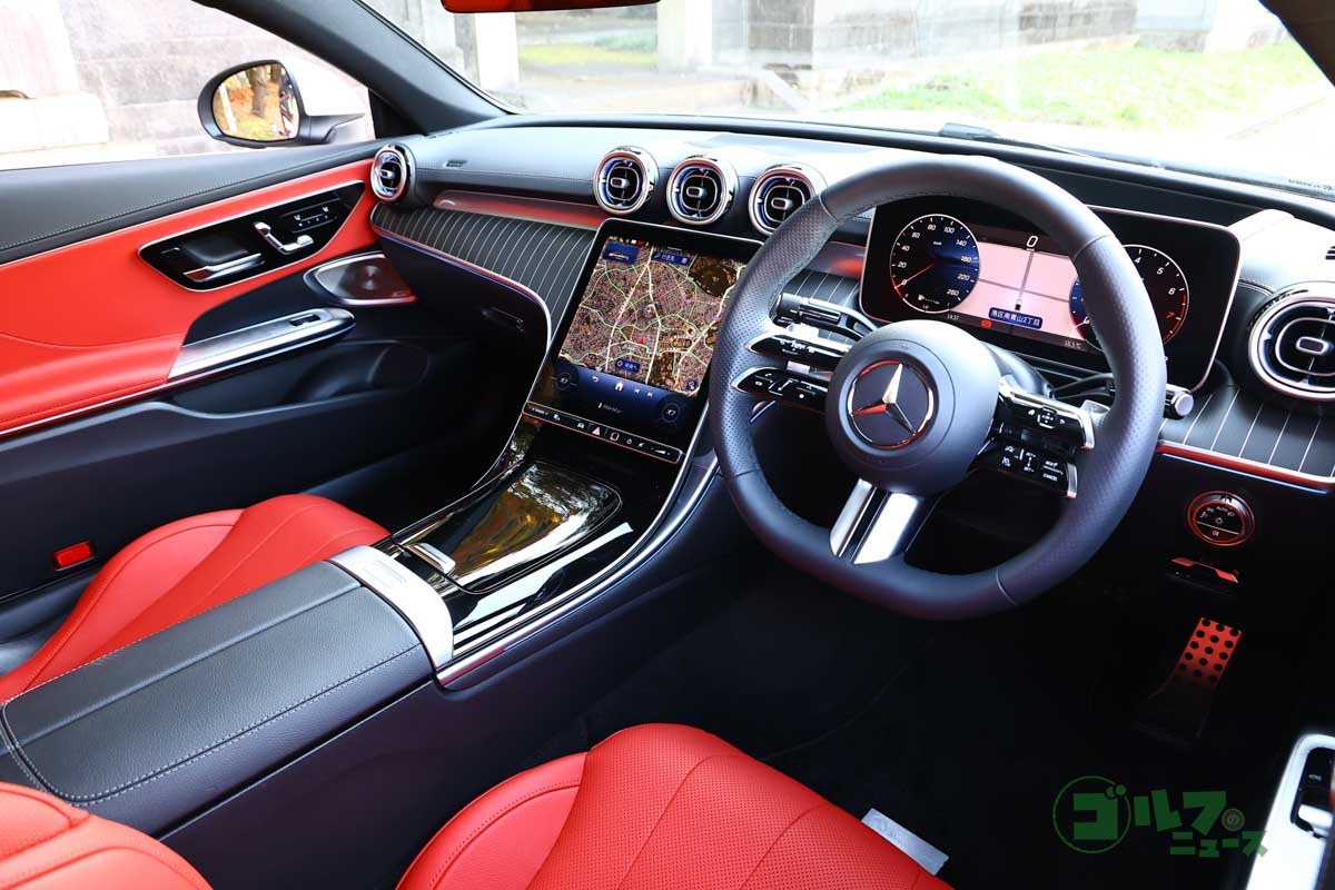 プレミアムクーペのスポーティーさを引き立てるドライバーオリエンテッドなコクピット