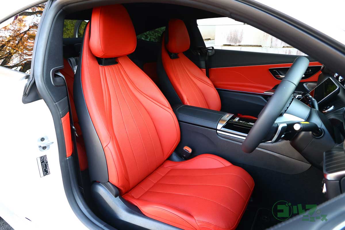 フロントシートは専用開発されたスポーティーなデザインを採用。心地良い座り心地