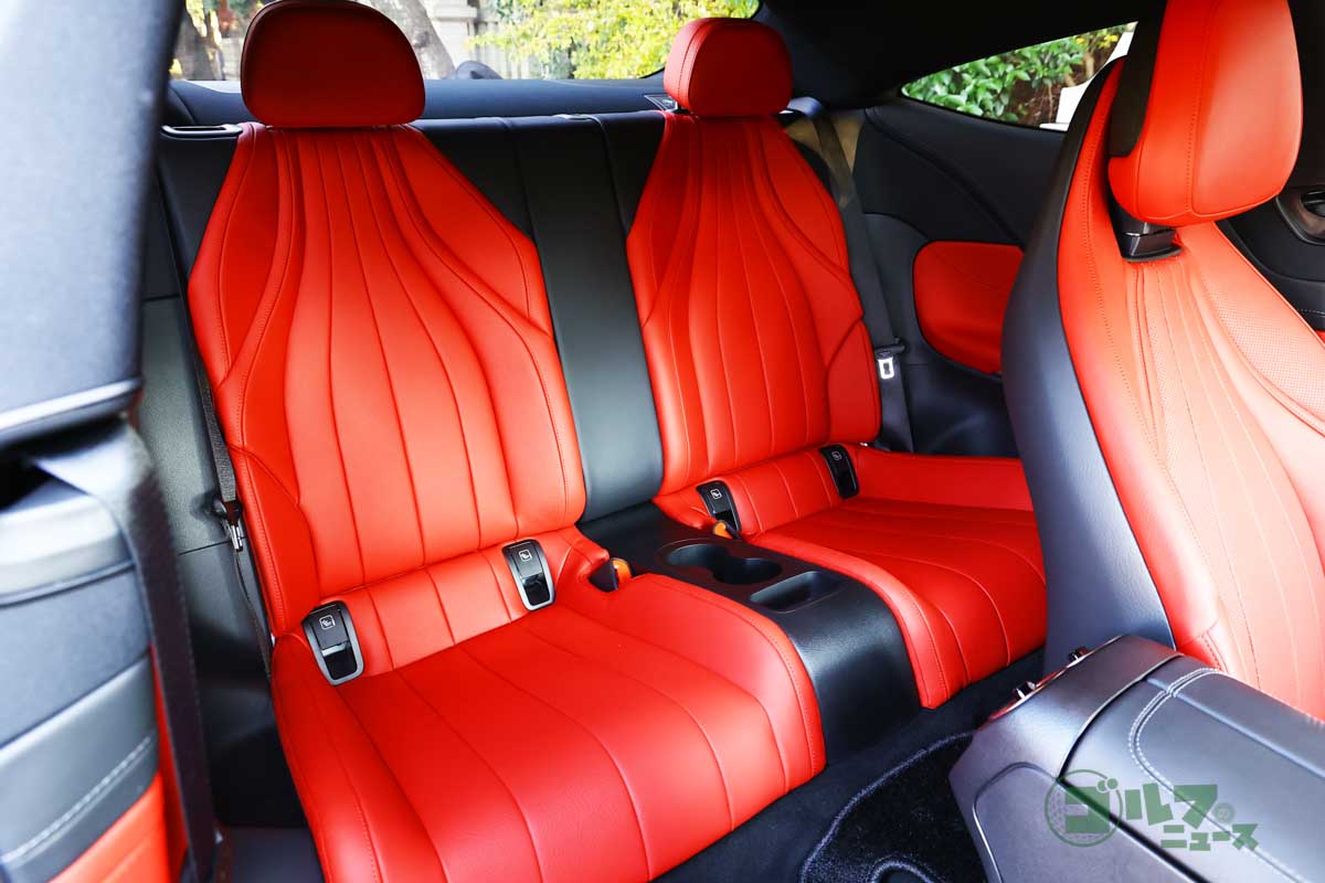 リヤシートは2人掛け。ちょっぴり窮屈ではあるが大人も座ることができる