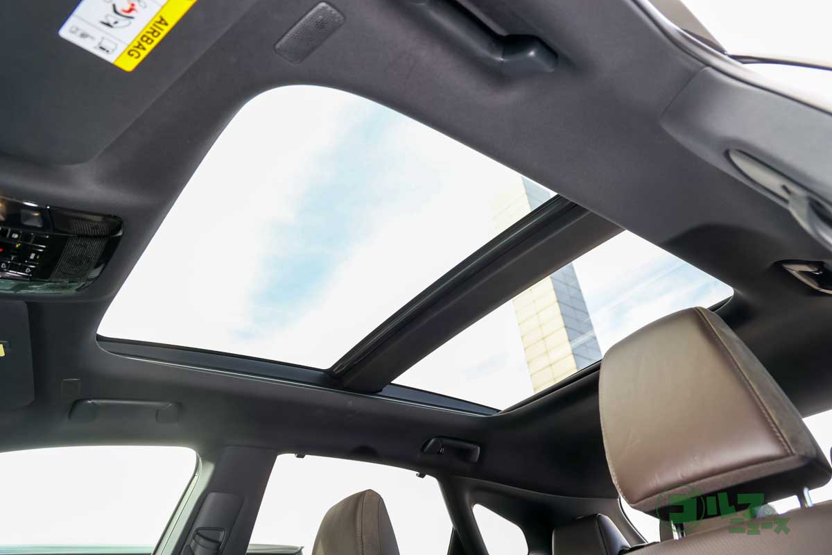後部座席まで広がるパノラマルーフ（アウタースライド＆チルト式）は開放感たっぷり