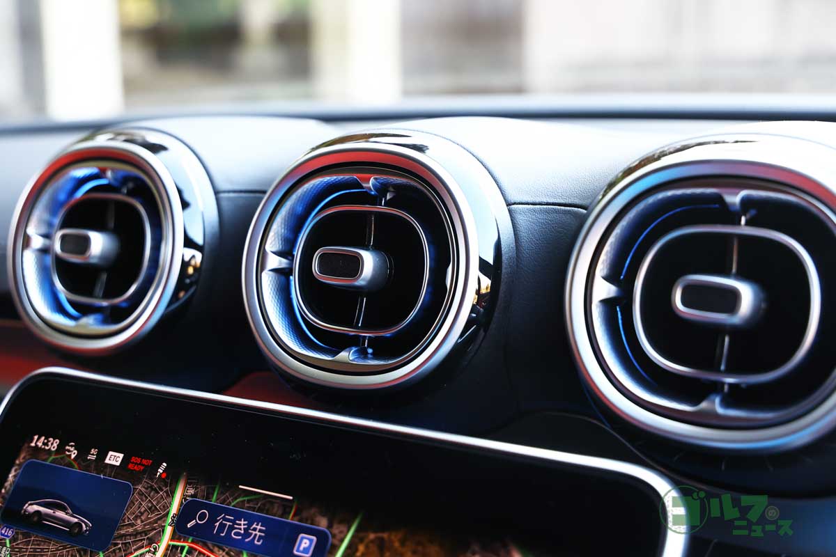 夜間の室内を演出するアンビエントライト（間接照明）が随所に。エアコン吹き出し口にもある