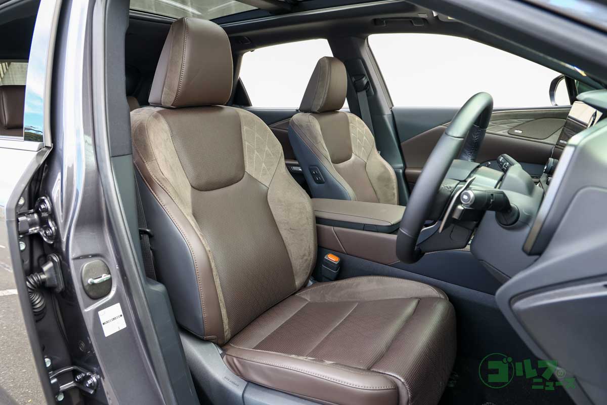 体をしっかりホールドして長時間ドライブでも疲れにくい深吊り構造を取り入れている