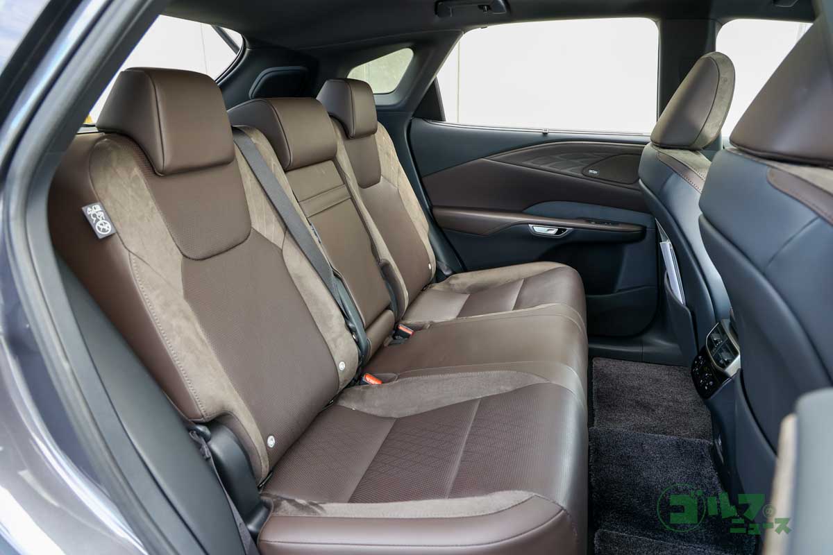 ゆったりくつろげる後席。吸遮音材の配置を最適化することで高い静粛性を確保している