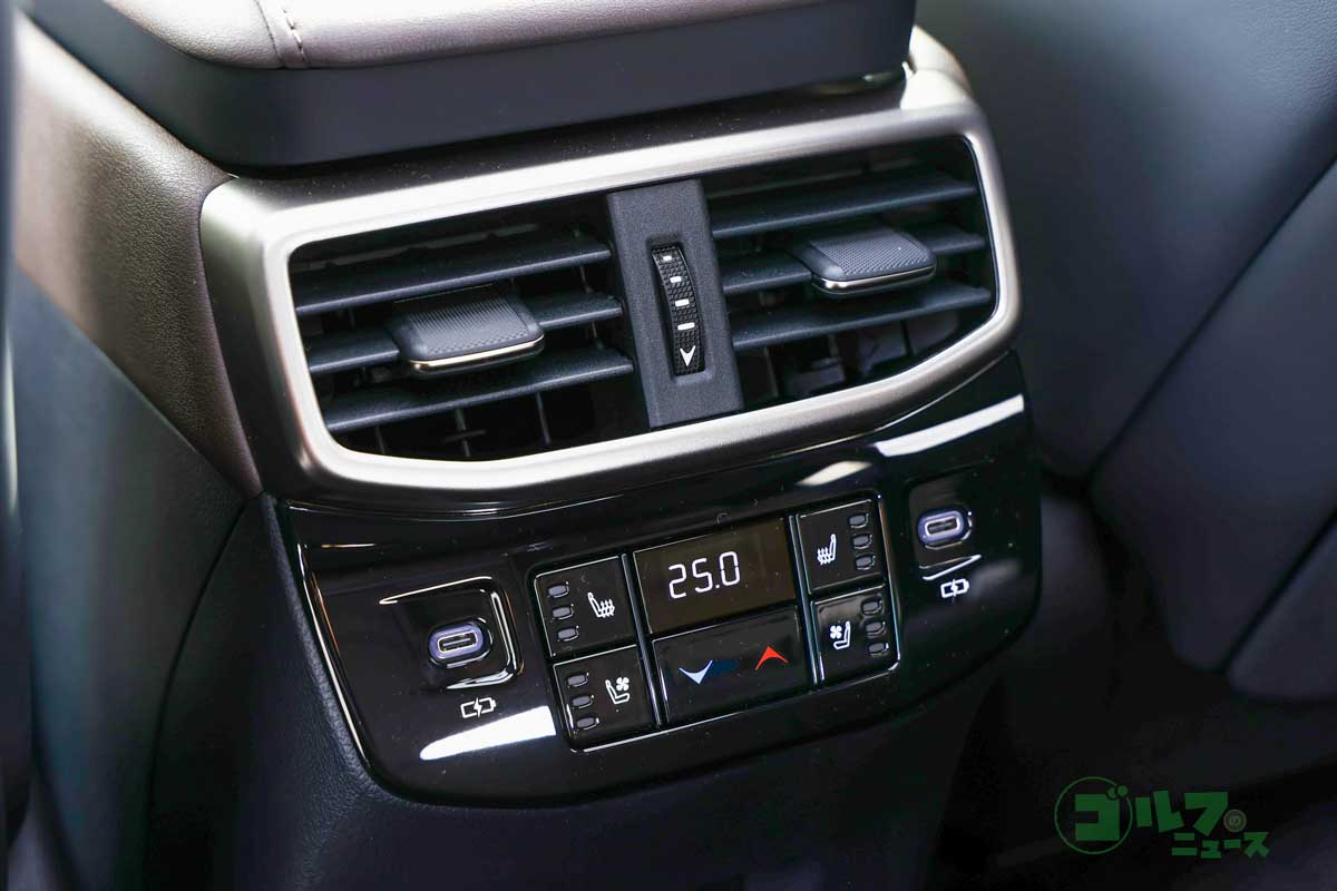 後席にも空調などの操作パネルを設置。スマートフォンの充電に便利なUSB-Cポートもある