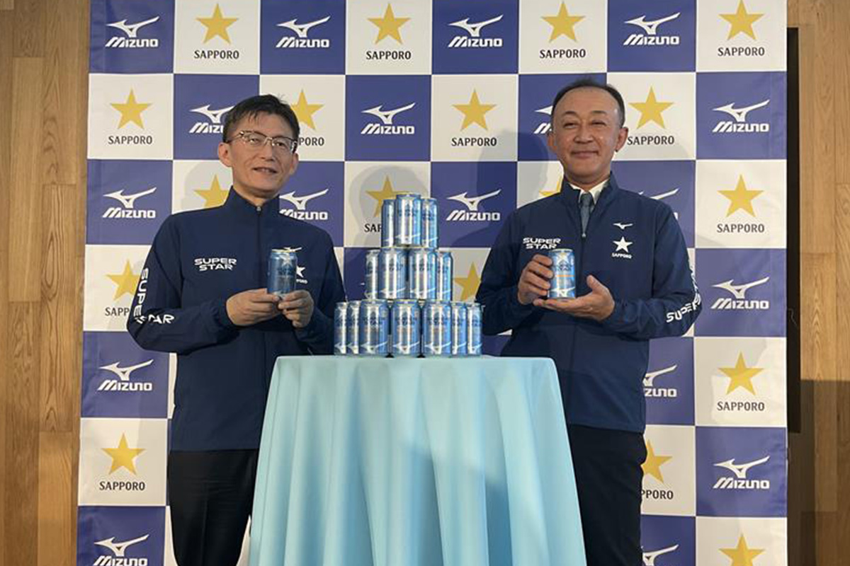 2025年12月16日に行われた「サッポロ SUPER STAR」新商品発表会の様子。サッポロビール上席執行役員マーケティング本部長の坂下聡一さん（左）と、ミズノ取締役常務執行役員の中田匠さん（右）