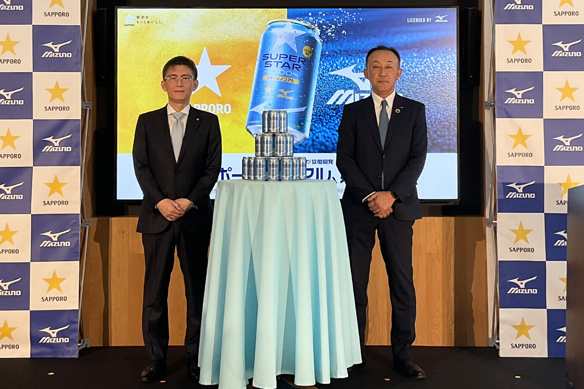 2025年12月16日に行われた「サッポロ SUPER STAR」新商品発表会の様子。サッポロビール上席執行役員マーケティング本部長の坂下聡一さん（左）と、ミズノ取締役常務執行役員の中田匠さん（右）