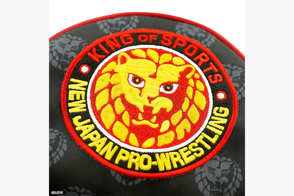 象徴的なライオンマーク、新日本プロレスのロゴを刺繍であしらいシンプルながら力強いデザイン　写真：株式会社マインド