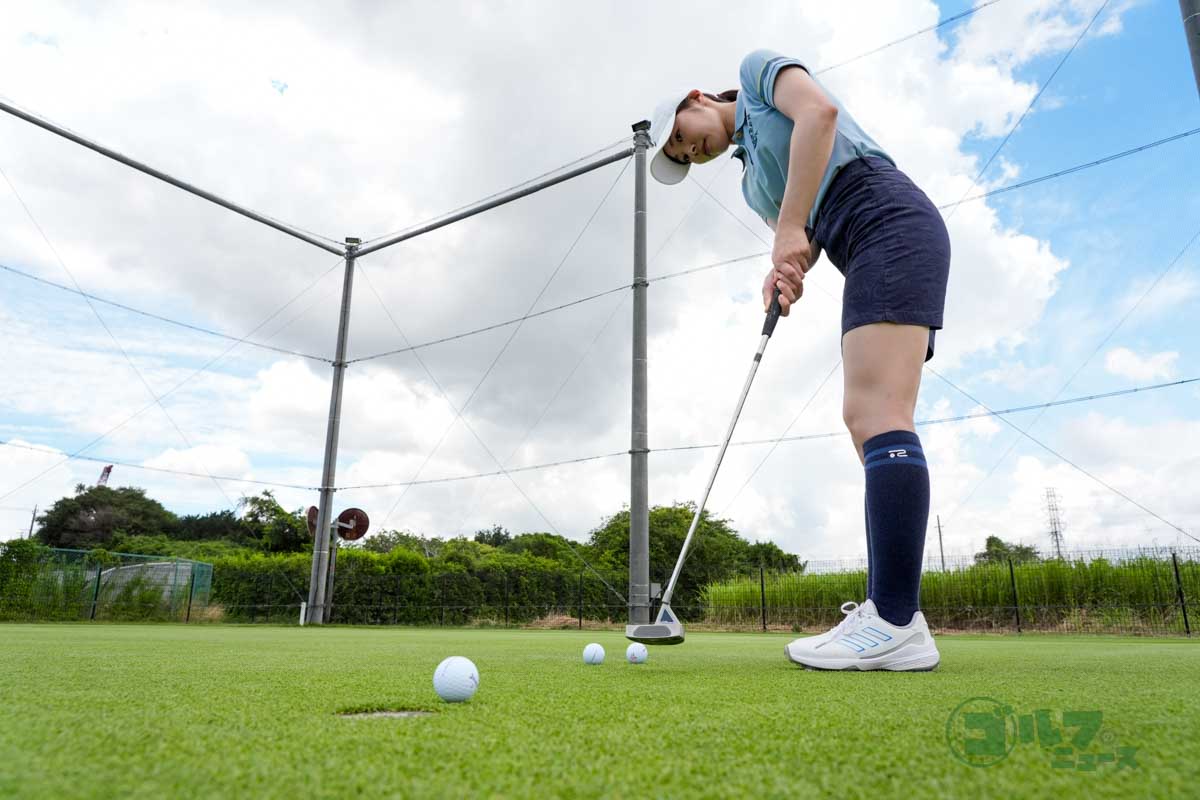 ロングパットで距離感がそろってきたら、2メートルぐらいの「入れごろ外しごろ」を練習　写真:相田克己