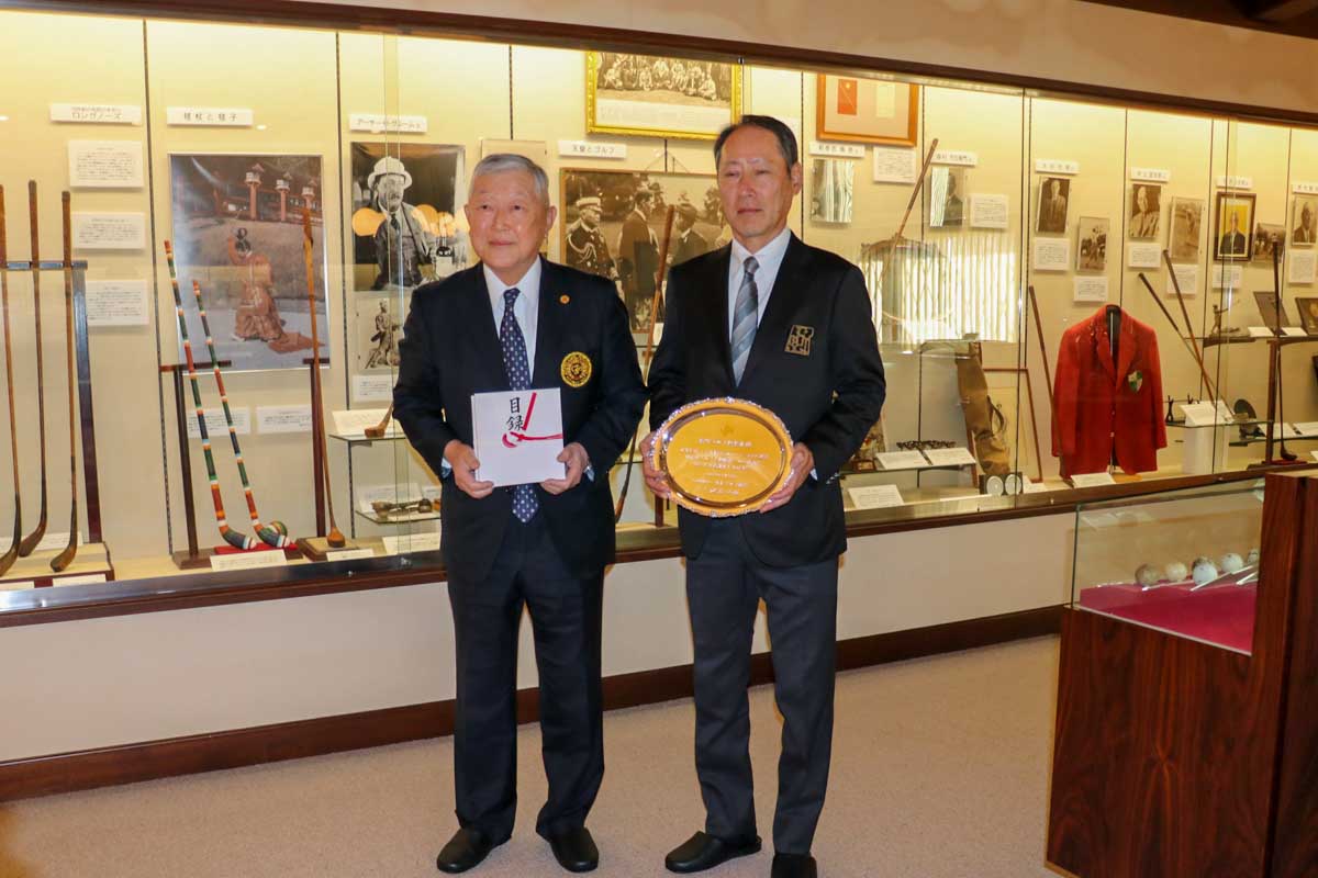 JGAの池谷会長からは感謝の意を込めたシルバーのプレートが贈られ、廣野GCの森本理事長からは寄付金が贈呈された　写真：清流舎