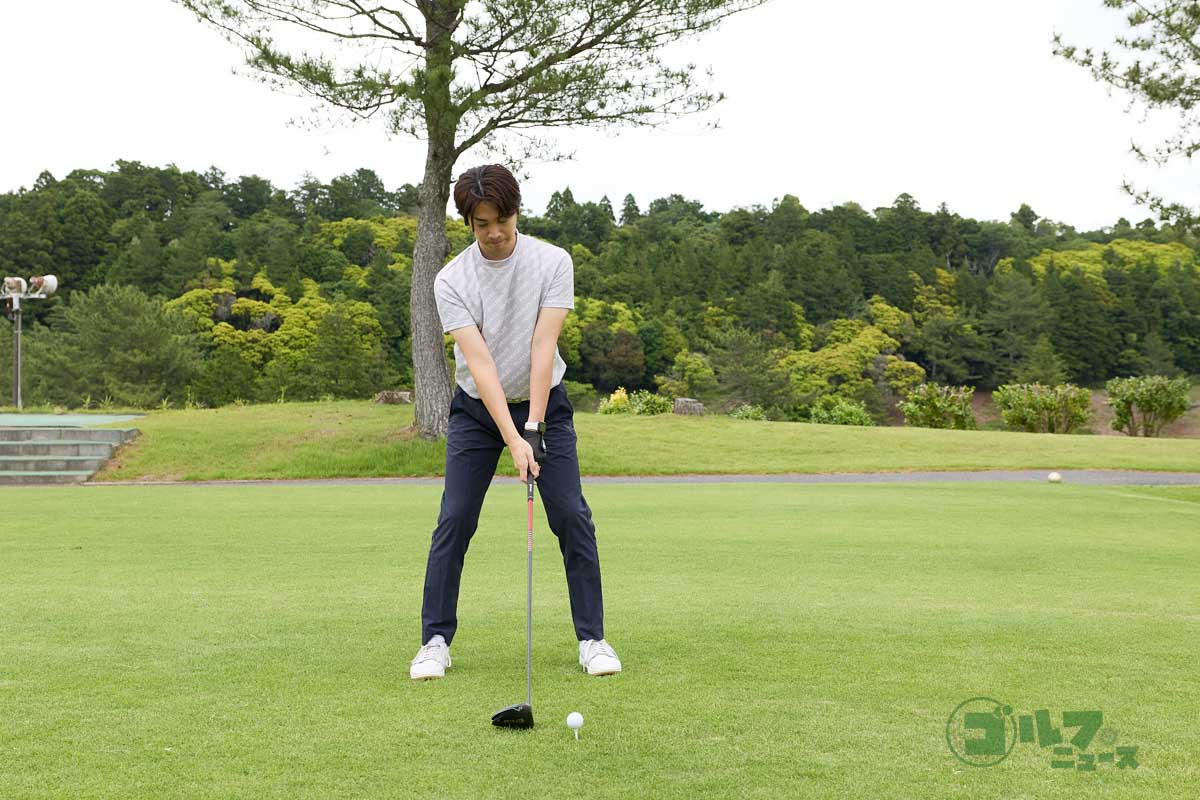 ５:５の体重配分でアドレスし、右足側に加重しながらバックスイング。手元が腰の高さに上がった時に最も右足に体重が乗るように早めに体重移動。右サイドに最大の加重をした時に左足でステップを踏む。手元と左足を引っ張り合わせることで自然に切り返すことができ、ダウンスイング以降の動きがスムーズになる